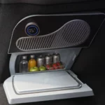 Glacière électrique ouverte vue de face dans le coffre d’une Tesla Model Y, afficheur à 5 °C, bac rempli de boissons