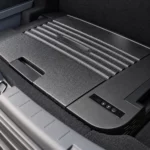 Glacière électrique noire fermée, intégrée dans le sous-coffre du Model Y