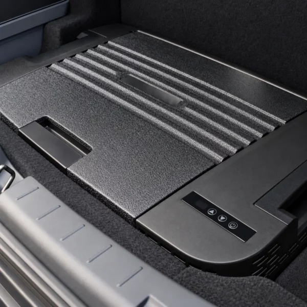 Glacière électrique noire fermée, intégrée dans le sous-coffre du Model Y