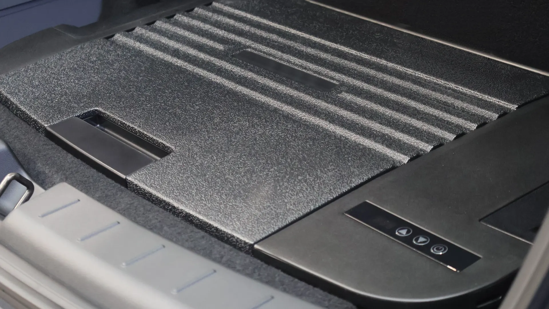 Glacière électrique noire fermée, intégrée dans le sous-coffre du Model Y