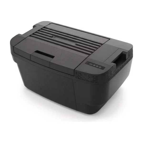 Glacière électrique noire fermée, couvercle texturé et panneau de commande, vue de trois quarts sur fond blanc