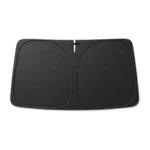 Pare-soleil de pare-brise d’une seule pièce posé à plat sur fond blanc : face noire mate, deux boucles d’armature, liseré gris et fente centrale