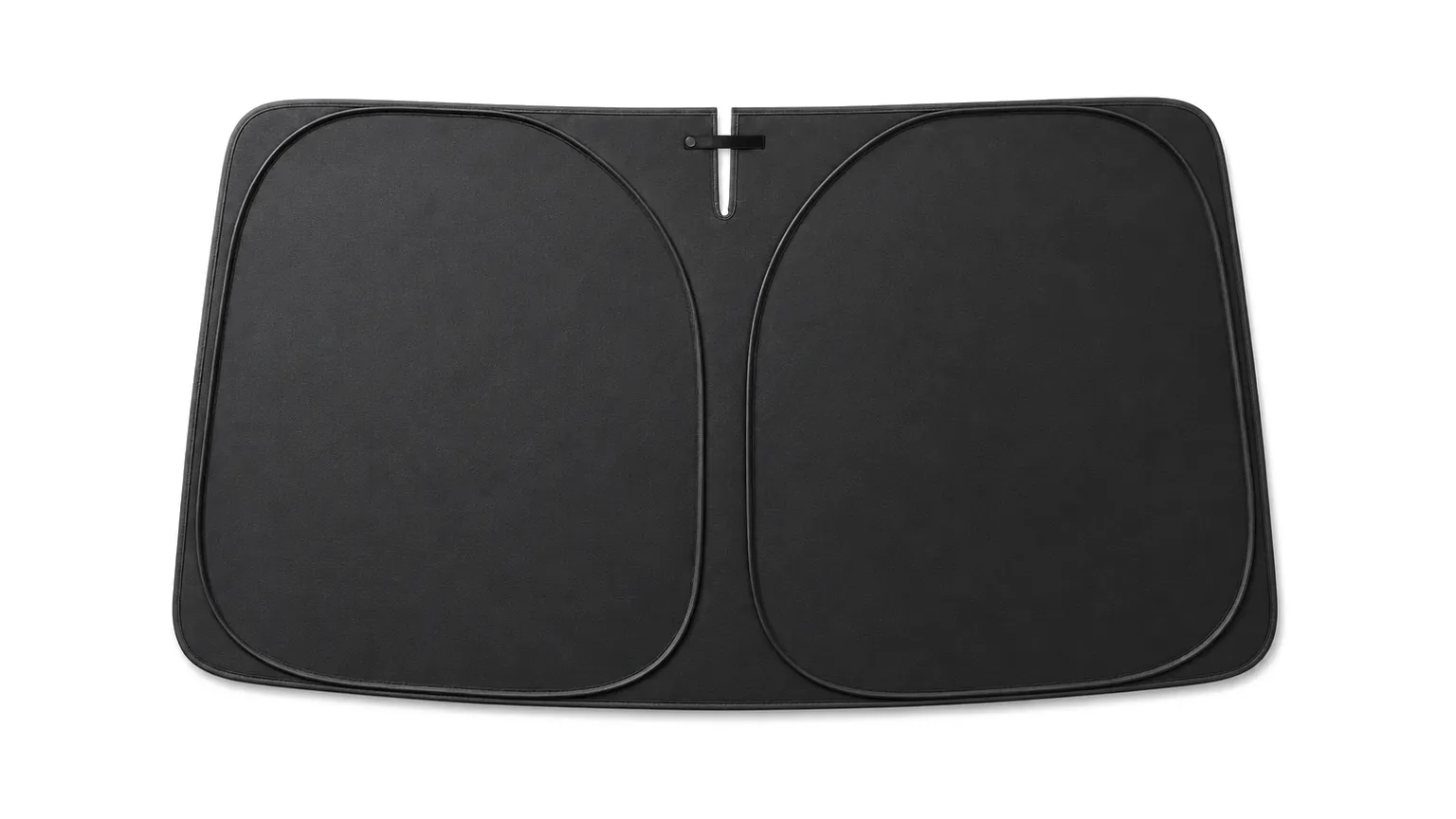 Pare-soleil de pare-brise d’une seule pièce posé à plat sur fond blanc : face noire mate, deux boucles d’armature, liseré gris et fente centrale