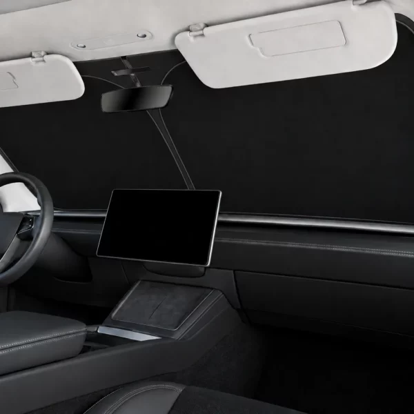 Habitacle d’une Tesla Model Y Juniper vu de la place passager, pare-brise couvert par le pare-soleil noir