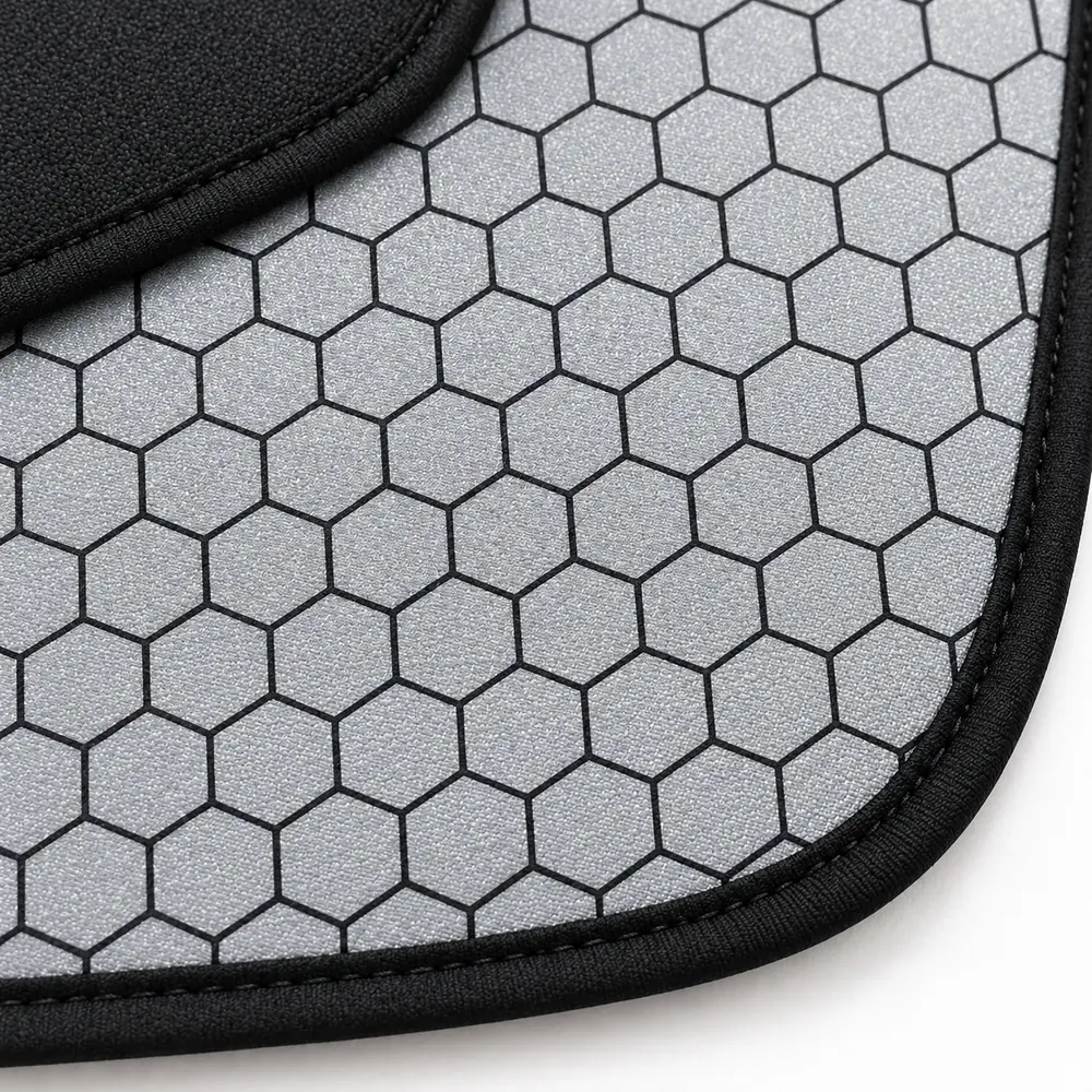 Gros plan du revers argenté à motif hexagonal, avec texture fine et bordure cousue