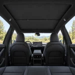 Pare-soleil noir installé dans une Tesla Model Y avec ciel de toit, montants et garnitures noirs