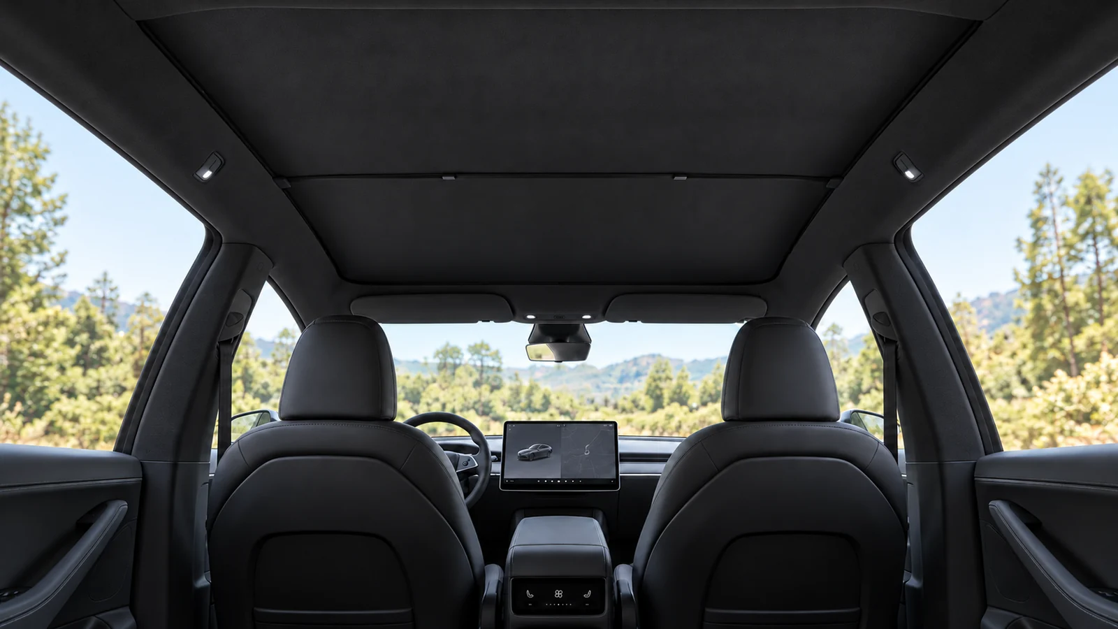 Pare-soleil noir installé dans une Tesla Model Y avec ciel de toit, montants et garnitures entièrement noirs