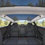 Maille noire sur la partie haute de la vitre arrière de la Tesla Model 3 Highland