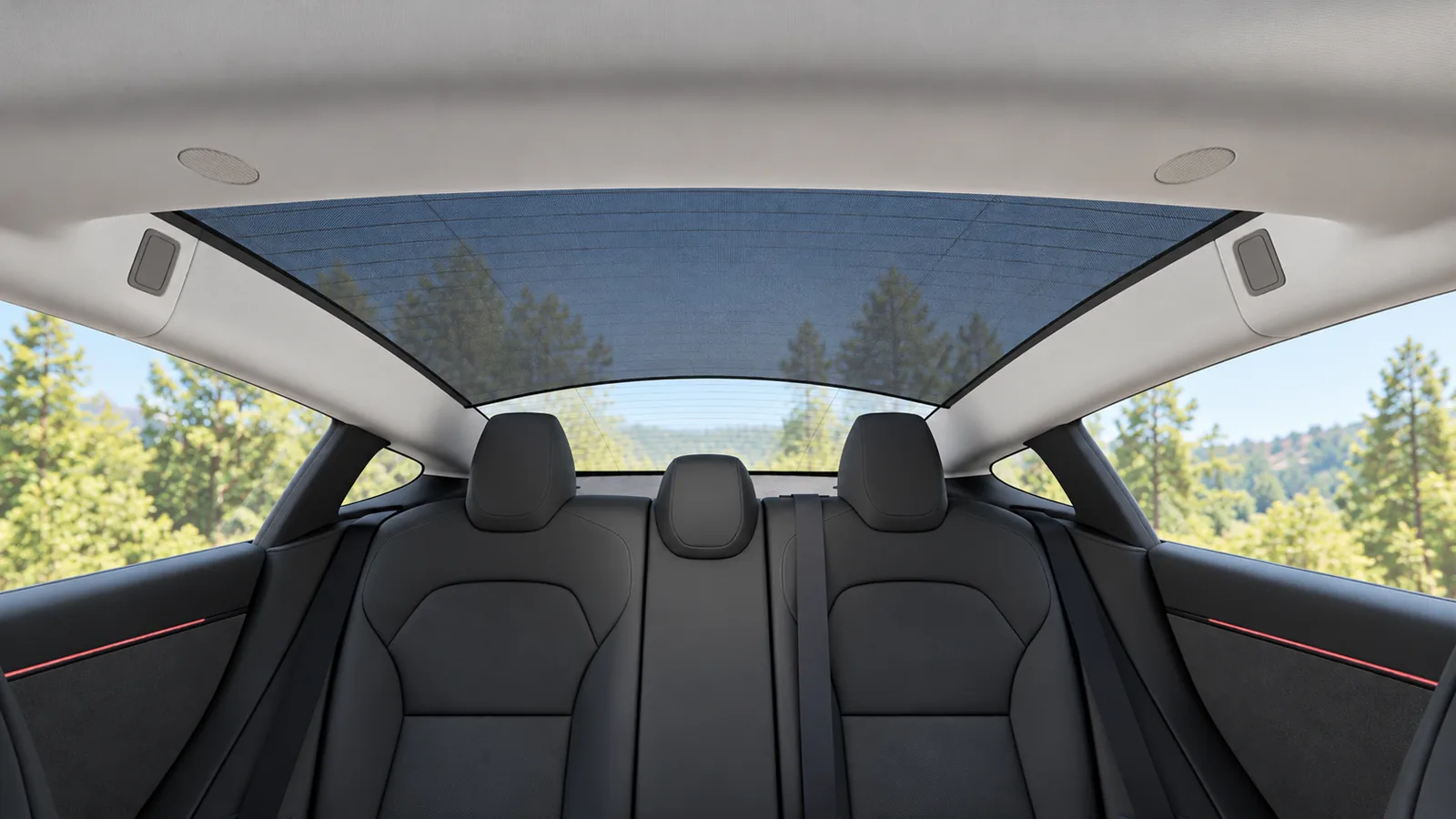Maille noire sur la partie haute de la vitre arrière de la Tesla Model 3 Highland
