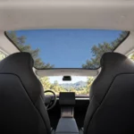 Maille noire sous le toit vitré avant de la Tesla Model 3 Highland