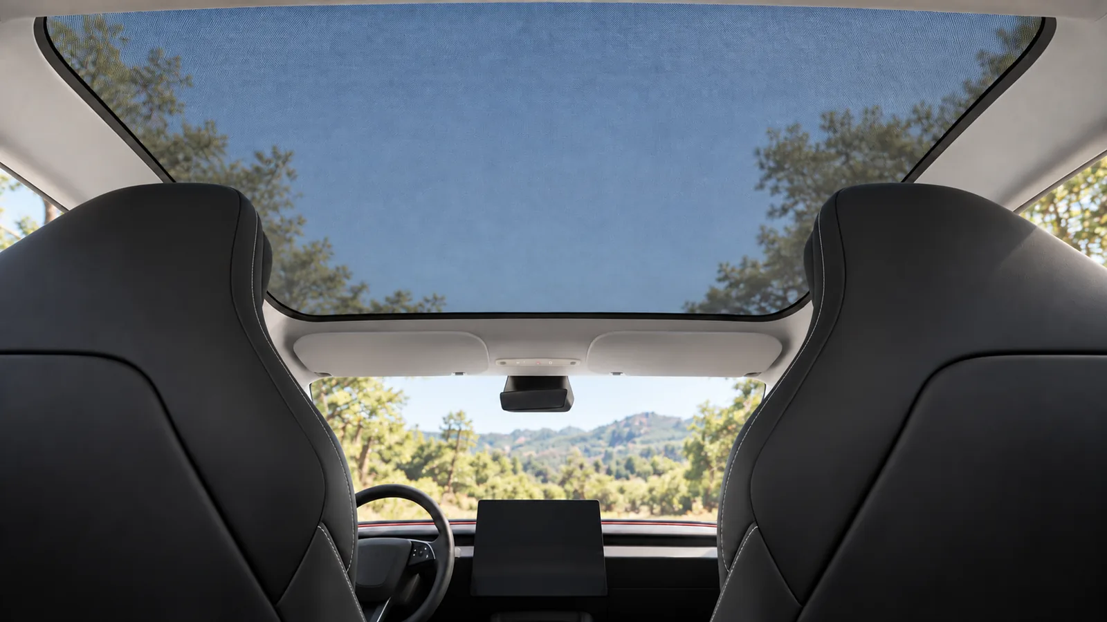 Maille noire sous le toit vitré avant de la Tesla Model 3 Highland